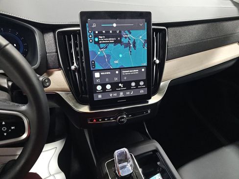 Used 2025 Volvo XC90 B6 Plus image 10