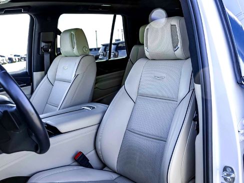 Used 2024 Cadillac Escalade Premium Luxury image 16