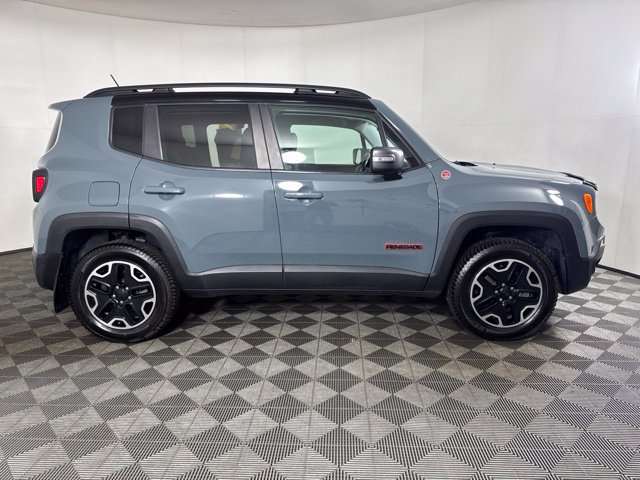 Used 2016 Jeep Renegade Trailhawk w/ Premium Trailhawk Package AWD/4WD image 2