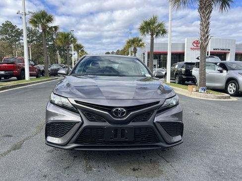 Used 2024 Toyota Camry SE image 3
