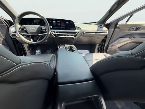 Used 2025 Cadillac Lyriq Luxury AWD/4WD image 2