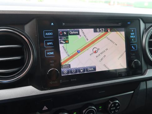 Used 2018 Toyota Tacoma TRD Off-Road AWD/4WD image 31