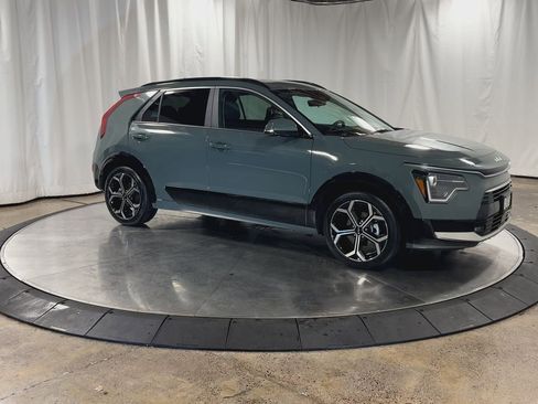 Certified 2025 Kia Niro EX Touring image 3