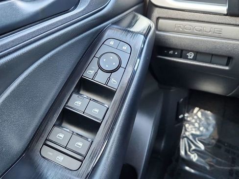 Used 2024 Nissan Rogue S image 31