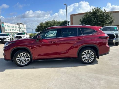 Certified 2024 Toyota Highlander Platinum AWD/4WD image 6