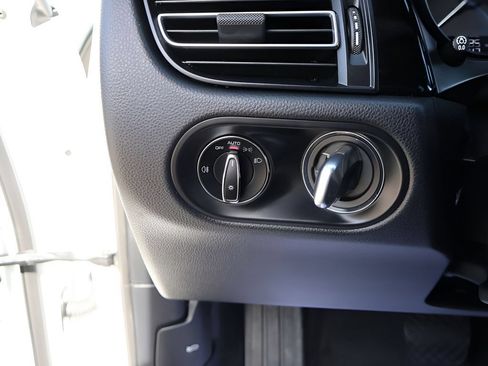 Used 2025 Porsche Macan AWD/4WD image 32