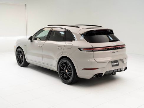 Used 2025 Porsche Cayenne S image 3