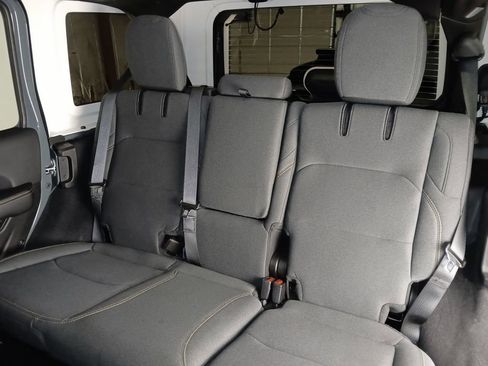 Used 2025 Jeep Wrangler Unlimited Sahara image 13