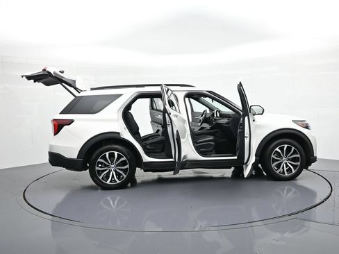 Used 2025 Ford Explorer ST-Line AWD/4WD image 26