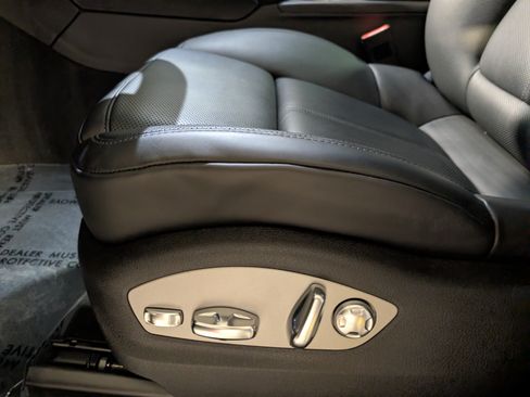 Certified 2026 Porsche Macan AWD/4WD image 5