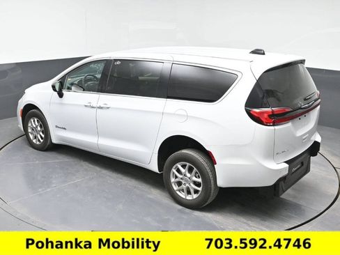 Used 2024 Chrysler Pacifica Touring-L image 20