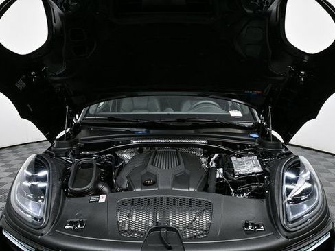 Certified 2025 Porsche Macan image 34