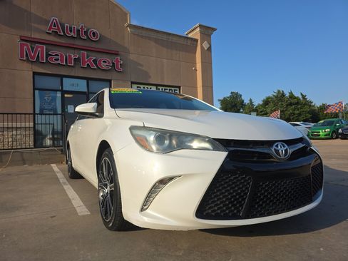Used 2016 Toyota Camry SE image 3