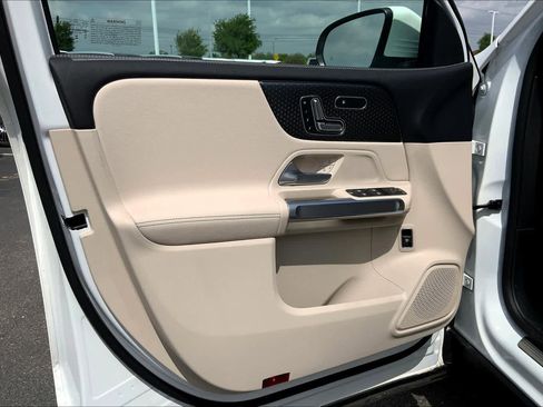 Used 2025 Mercedes-Benz GLB 250 image 14