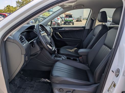 Used 2024 Volkswagen Tiguan SE AWD/4WD image 17
