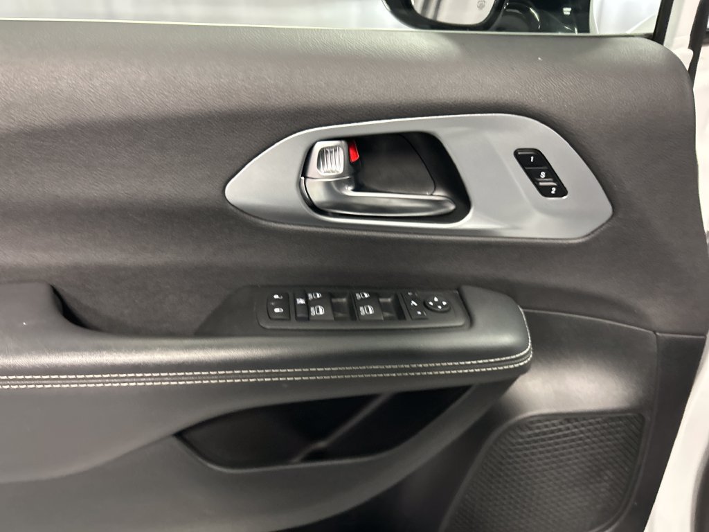 Used 2026 Chrysler Pacifica Limited FWD image 14