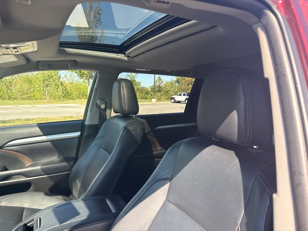 Used 2019 Toyota Highlander XLE AWD/4WD image 29