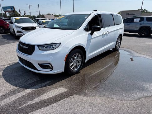 Used 2024 Chrysler Pacifica Touring-L FWD image 5