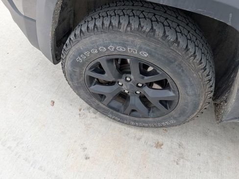 Used 2017 Jeep Cherokee Trailhawk image 8