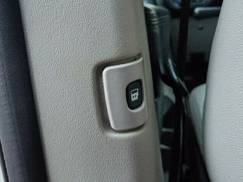 Used 2013 Dodge Grand Caravan SXT image 16