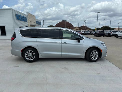 Used 2026 Chrysler Pacifica Limited FWD image 2
