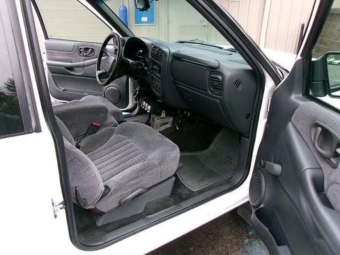 Used 2001 Chevrolet S10 Pickup LS w/ Preferred Equipment Group image 10