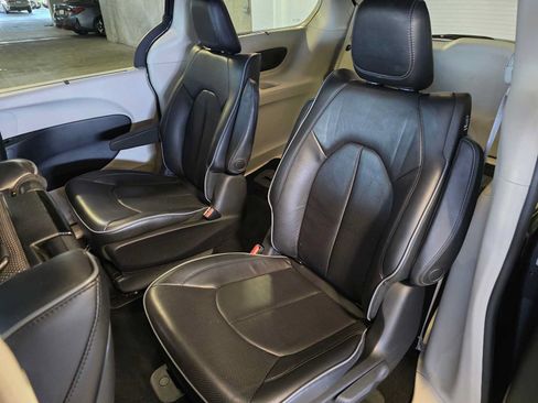 Used 2017 Chrysler Pacifica Platinum FWD image 27