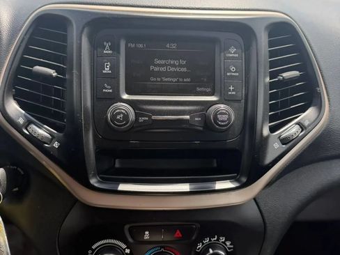 Used 2018 Jeep Cherokee Latitude FWD image 15