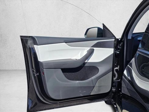 Used 2026 Tesla Model Y Premium image 12