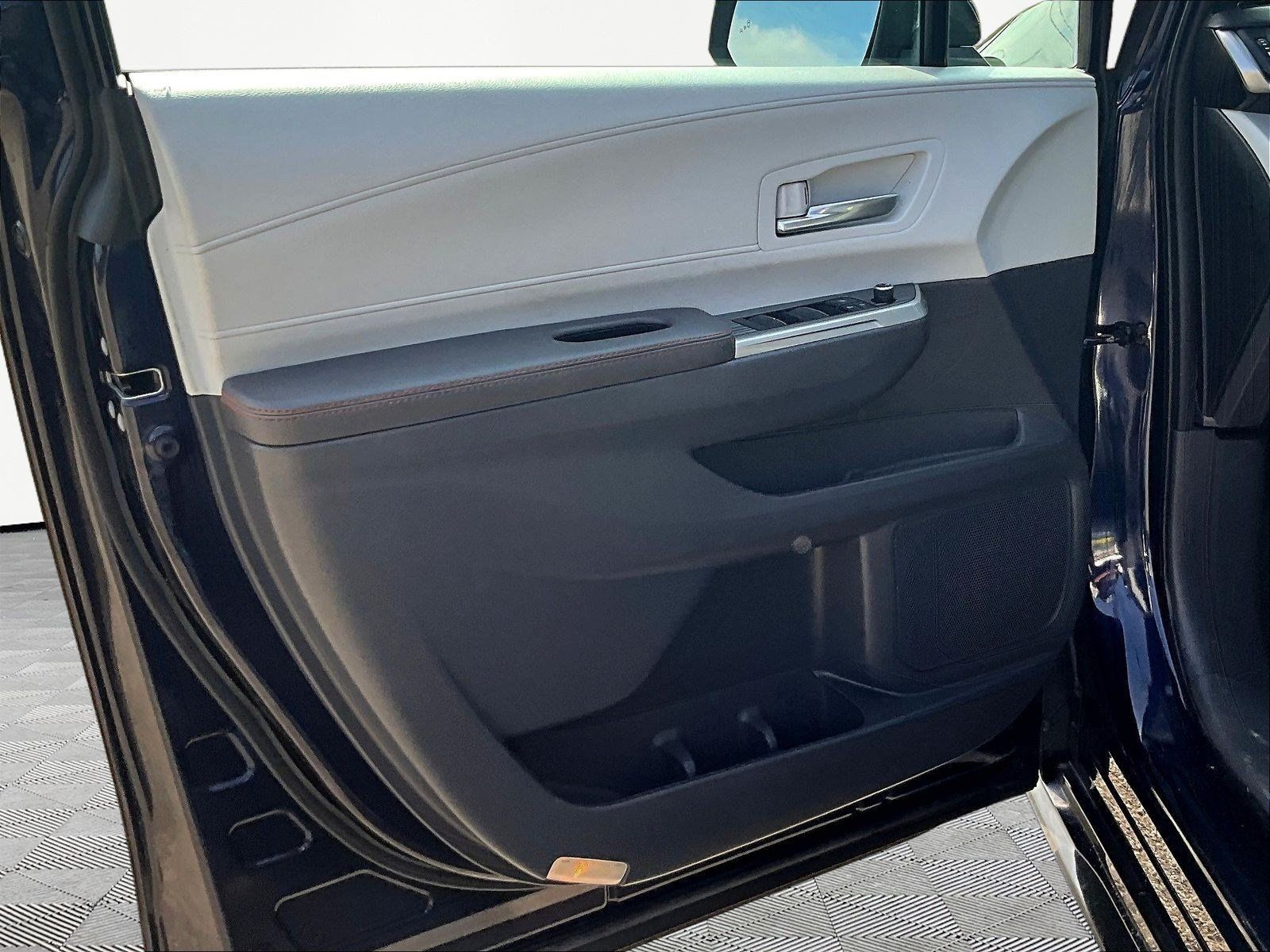 Used 2023 Toyota Sienna XSE FWD image 22