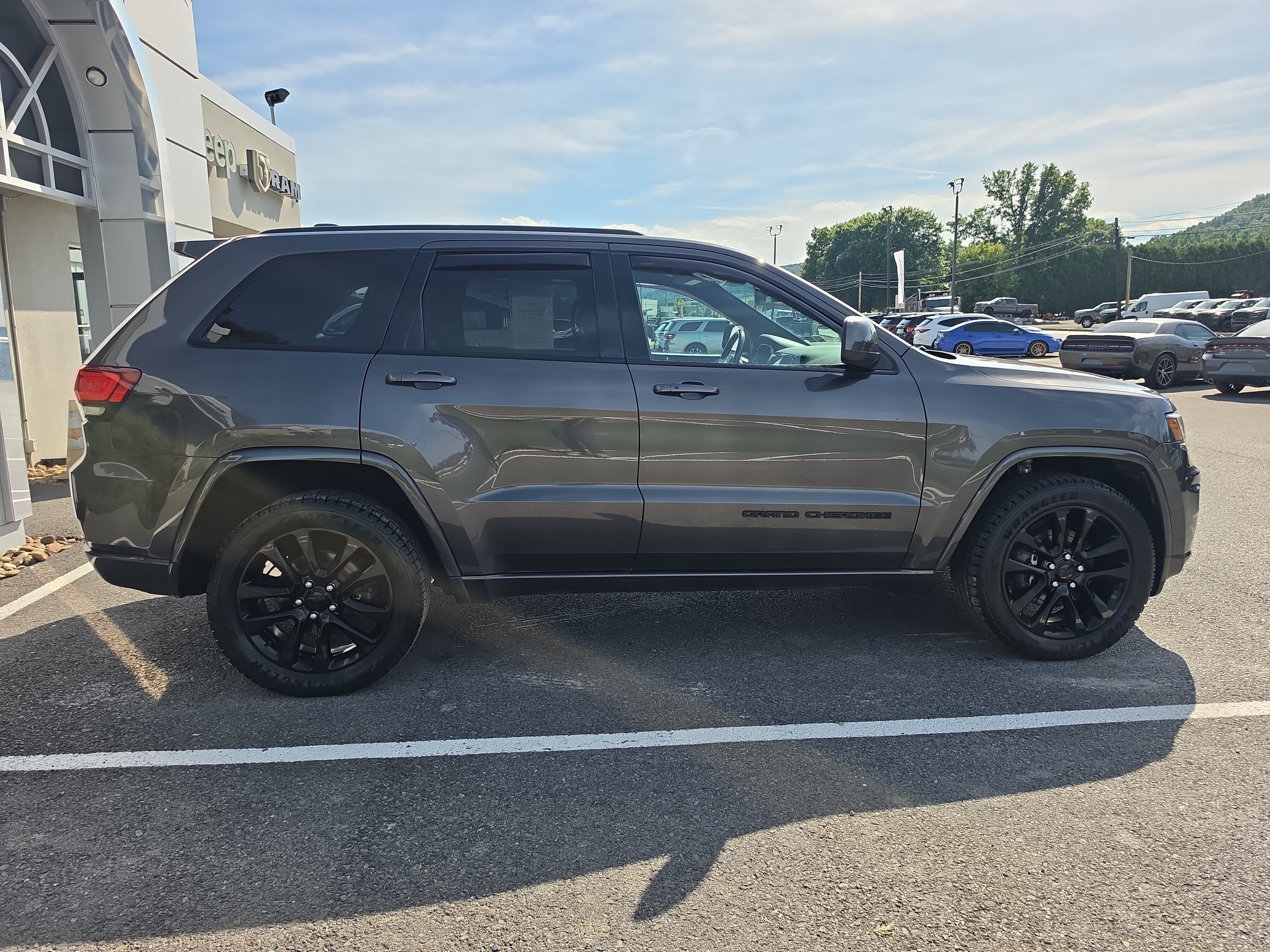Used 2020 Jeep Grand Cherokee Altitude AWD/4WD image 2