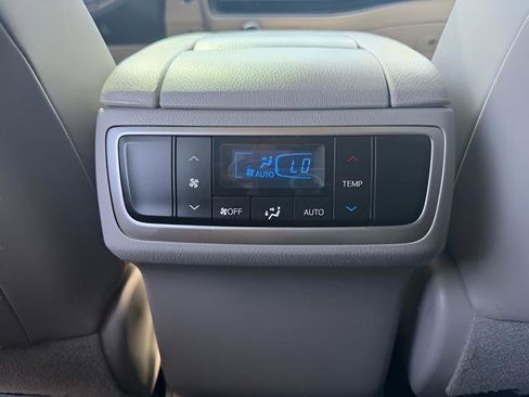 Used 2018 Toyota Highlander XLE AWD/4WD image 32