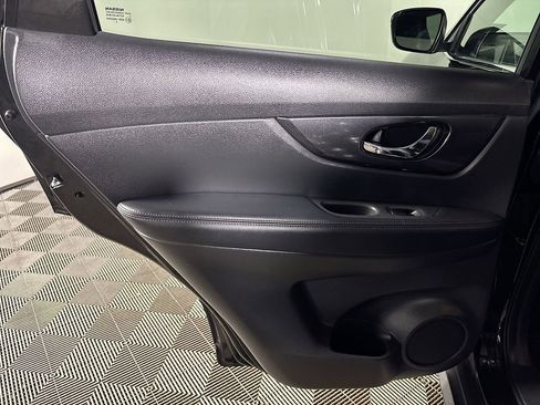 Used 2020 Nissan Rogue SV image 19