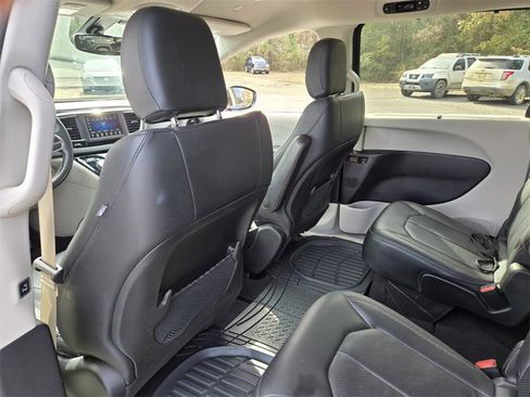 Used 2020 Chrysler Pacifica Touring-L image 13