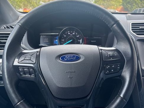 Used 2017 Ford Explorer XLT w/ Equipment Group 201A AWD/4WD image 18