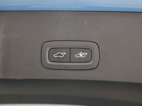 Used 2025 Volvo XC40 B5 Plus image 38