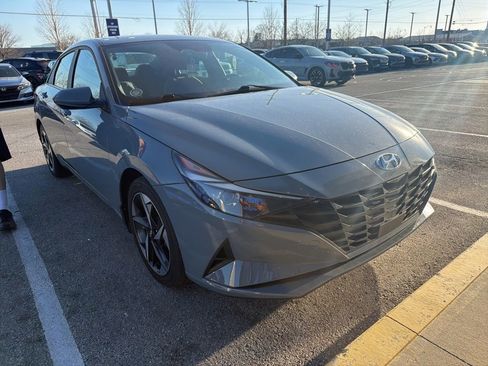 Used 2023 Hyundai Elantra SEL w/ Convenience Package image 2