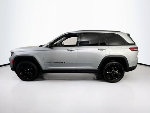 Used 2023 Jeep Grand Cherokee Altitude AWD/4WD image 8
