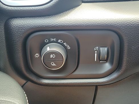 Used 2025 RAM 2500 Big Horn AWD/4WD image 23