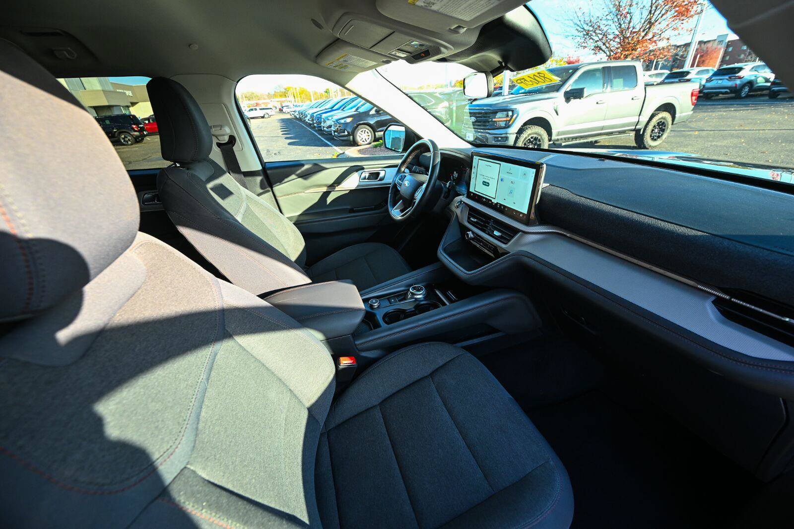 Used 2025 Ford Explorer Active AWD/4WD image 26