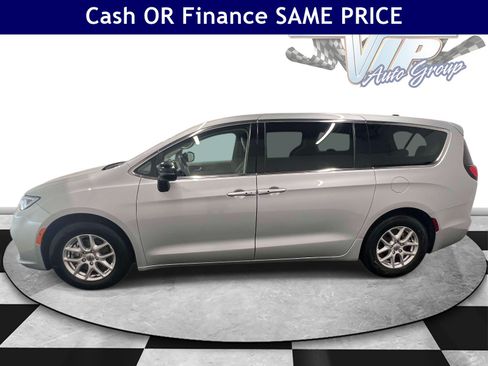 Used 2024 Chrysler Pacifica Touring-L FWD image 6
