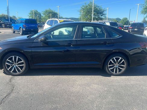 Used 2025 Volkswagen Jetta SE FWD image 11
