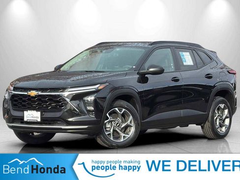 Used 2025 Chevrolet Trax LT FWD image 1