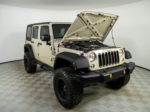 Used 2018 Jeep Wrangler Unlimited Sport w/ Connectivity Group AWD/4WD image 29