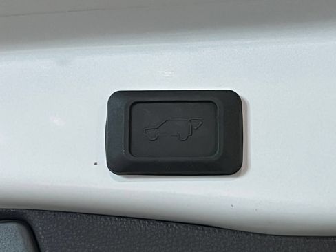 Used 2022 Toyota RAV4 XLE w/ Convenience Package AWD/4WD image 11
