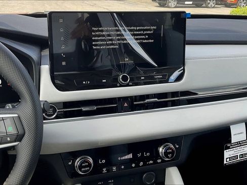 New 2025 Mitsubishi Outlander SE image 7