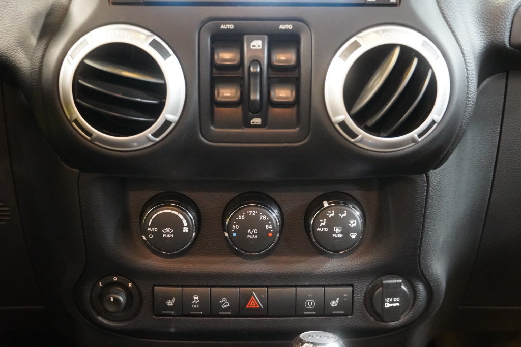 Used 2015 Jeep Wrangler Unlimited Rubicon w/ Connectivity Group AWD/4WD image 19