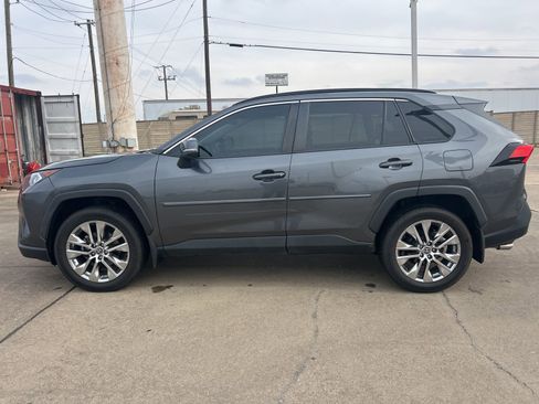 Used 2021 Toyota RAV4 XLE Premium image 6