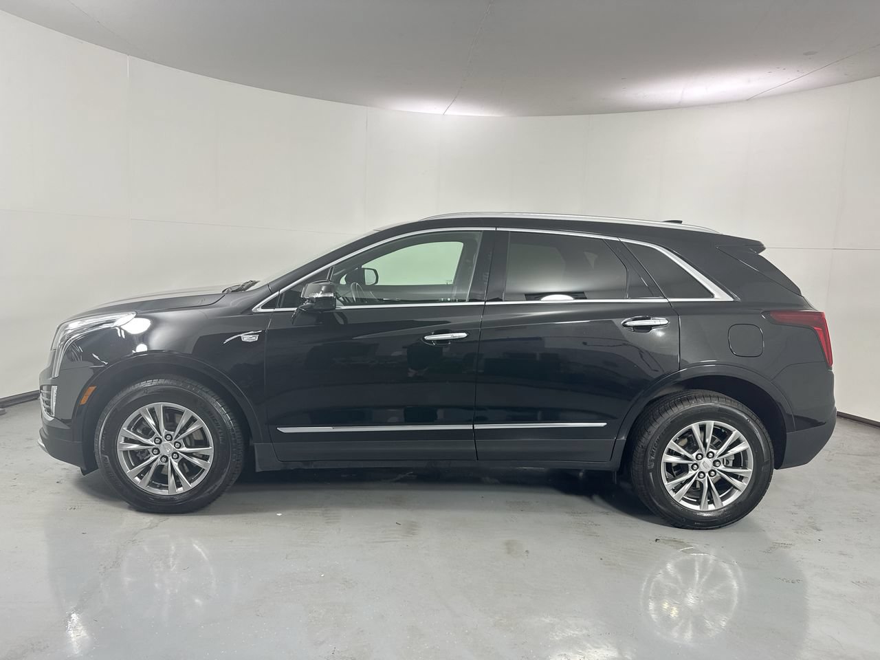 Used 2021 Cadillac XT5 Premium Luxury AWD/4WD image 2