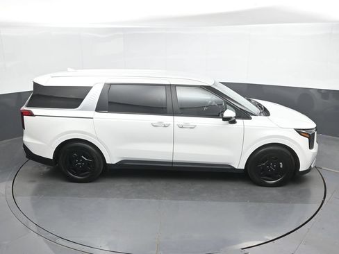Used 2025 Kia Carnival FWD image 33